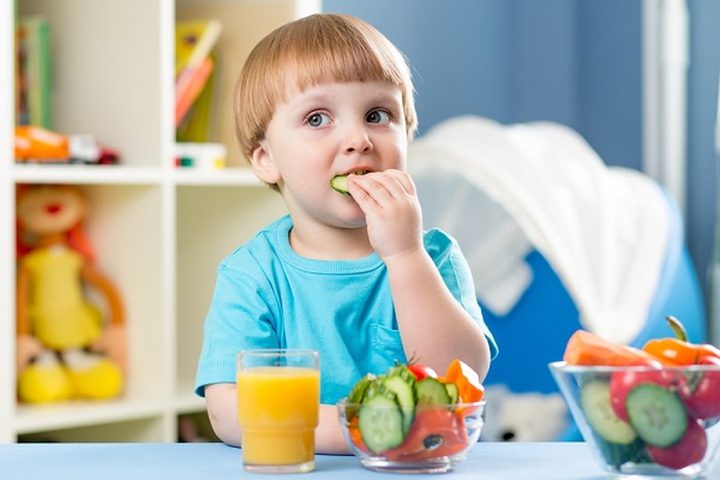 5 نصائح لتشجيع طفلك على تناول الأكل الصحي